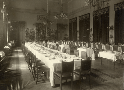 98502 Interieur van het Gebouw voor Kunsten en Wetenschappen (Mariaplaats 27) te Utrecht met de gedekte tafels voor de ...